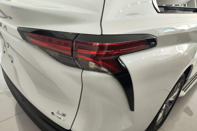 Used Toyota SIENNA 2024 2.5L Hybrid Comfort Edition Exterior 3