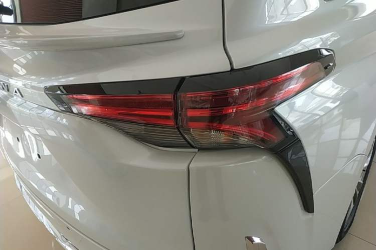 Used Toyota SIENNA 2024 2.5L Hybrid Comfort Edition Exterior 3