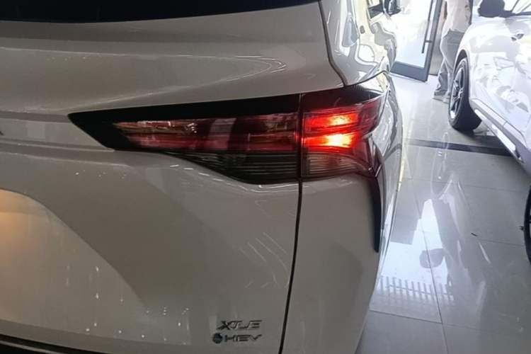 Used Toyota SIENNA 2024 2.5L Hybrid Luxury Edition Exterior 3