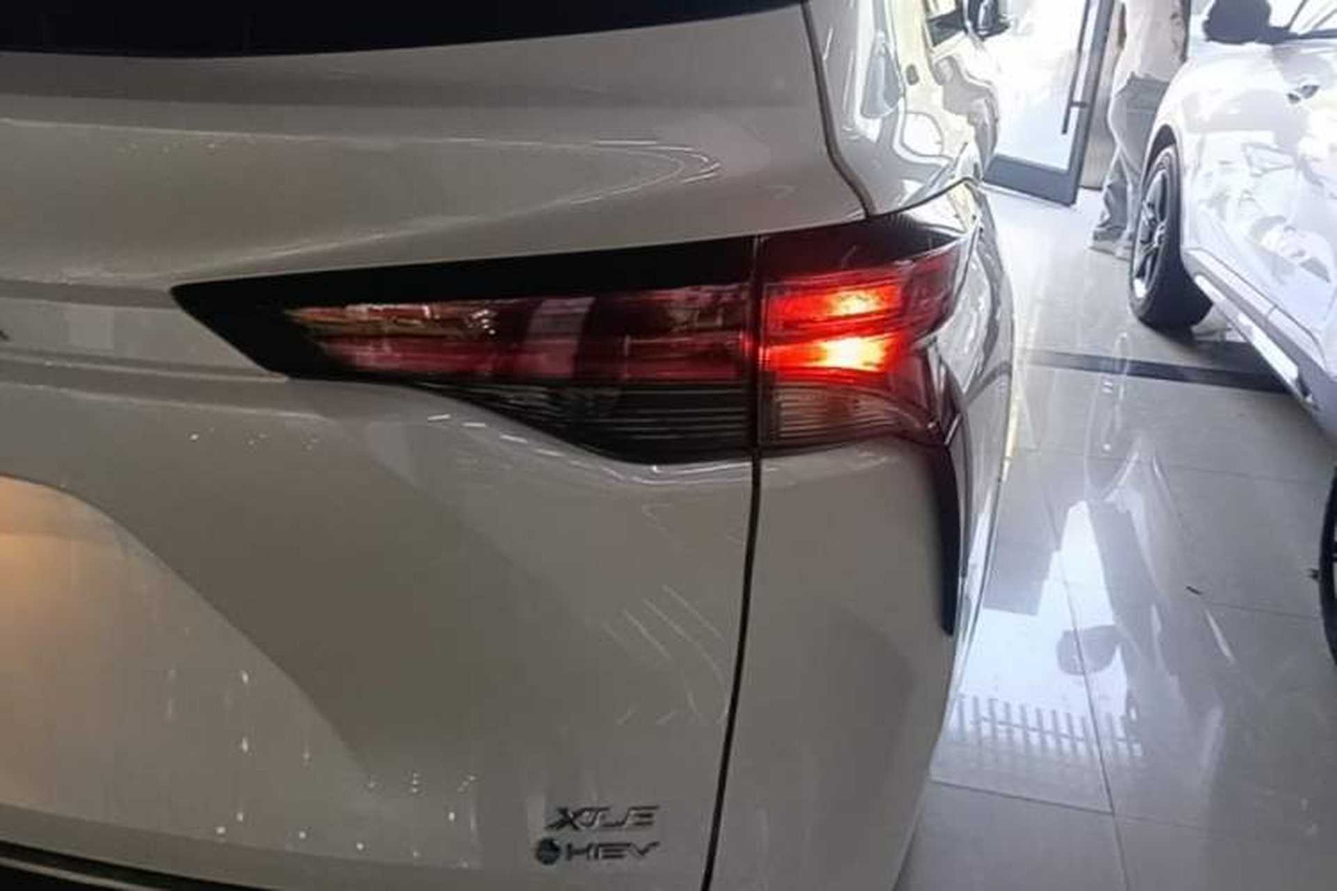 Used Toyota SIENNA 2024 2.5L Hybrid Luxury Edition Exterior 3