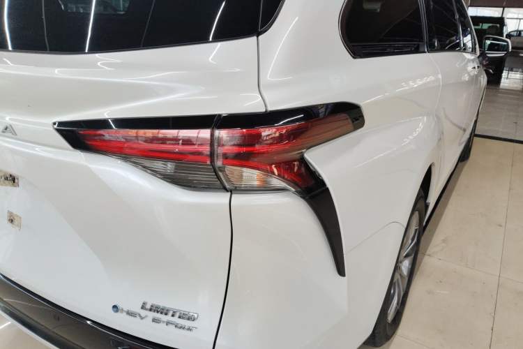 Used Toyota SIENNA 2024 2.5L Hybrid Four-Wheel Drive Prestige Edition Exterior 3
