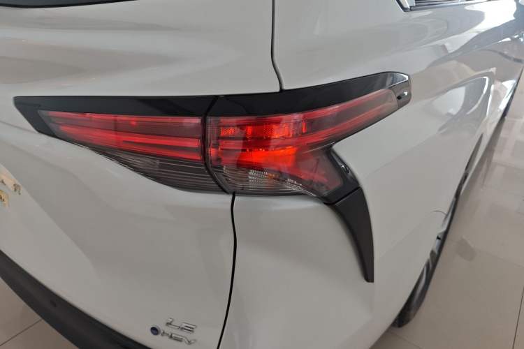 Used Toyota SIENNA 2024 2.5L Hybrid Comfort Edition Exterior 3