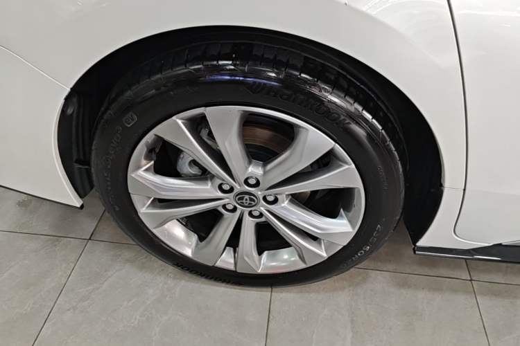 Used Toyota SIENNA 2024 2.5L Hybrid Platinum Edition Exterior 5