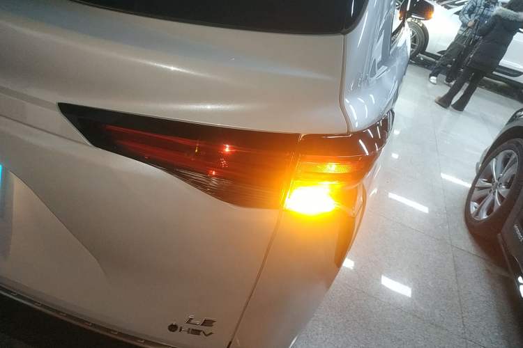 Used Toyota SIENNA 2024 2.5L Hybrid Comfort Edition Exterior 6