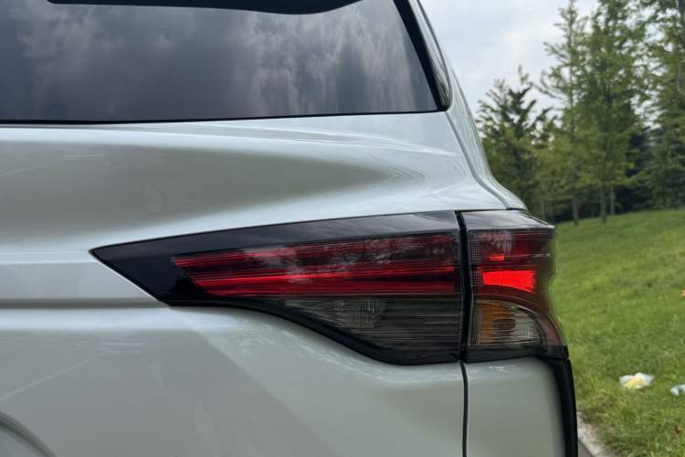 Used Toyota SIENNA 2024 2.5L Hybrid Comfort Edition Exterior 8
