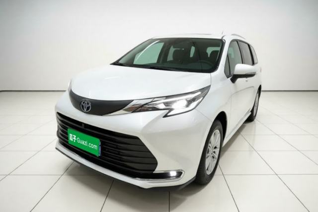 Toyota SIENNA 2024 2.5L Hybrid Comfort Edition مستعملة