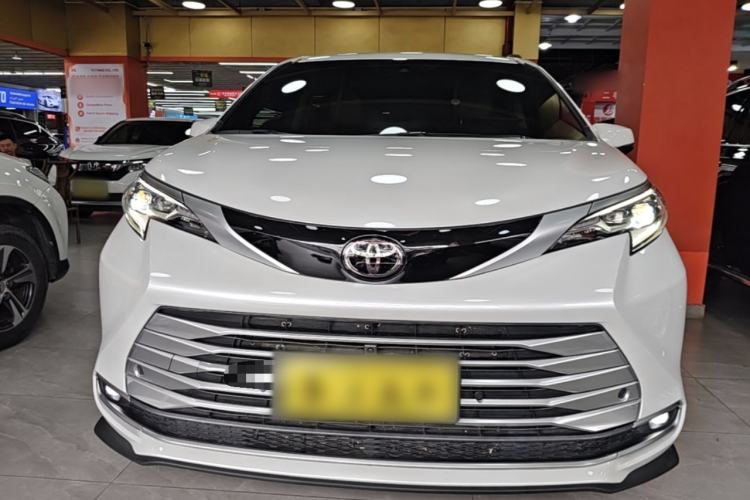 Used Toyota SIENNA 2024 2.5L Hybrid Platinum Edition Front