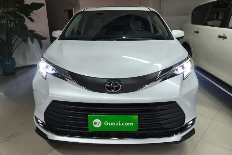 Used Toyota SIENNA 2024 2.5L Hybrid Comfort Edition Front