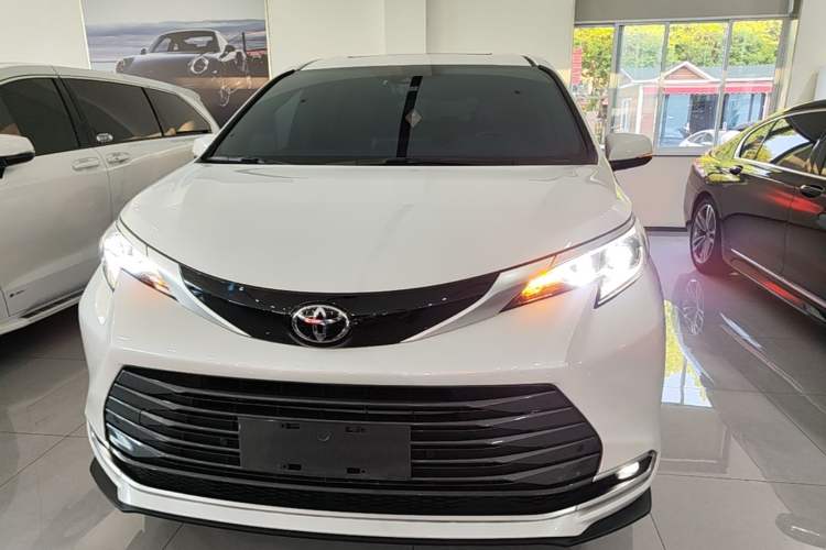 Used Toyota SIENNA 2024 2.5L Hybrid Four-Wheel Drive Luxury Edition Front