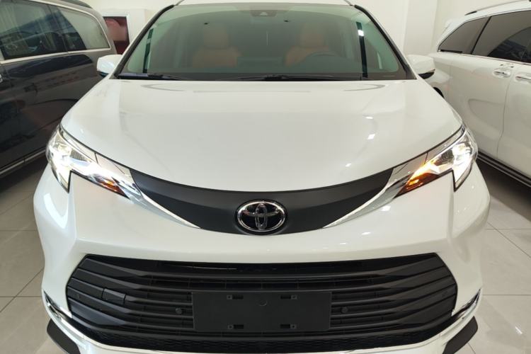Used Toyota SIENNA 2024 2.5L Hybrid Comfort Edition Front