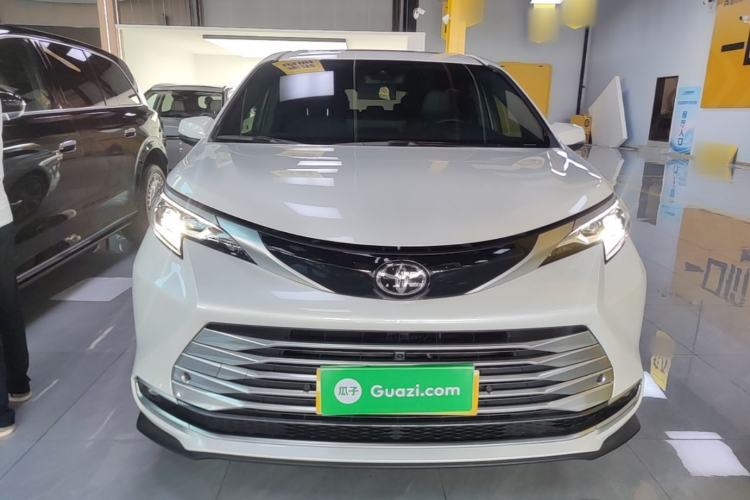Used Toyota SIENNA 2024 2.5L Hybrid Platinum Edition Front