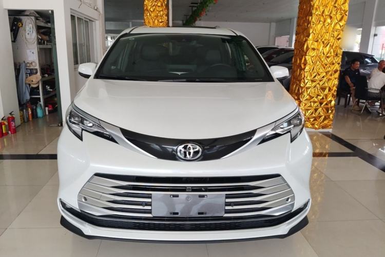 Used Toyota SIENNA 2024 2.5L Hybrid Platinum Edition Front