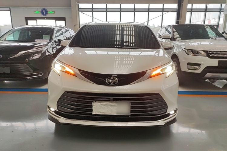 Used Toyota SIENNA 2024 2.5L Hybrid Luxury Edition Front