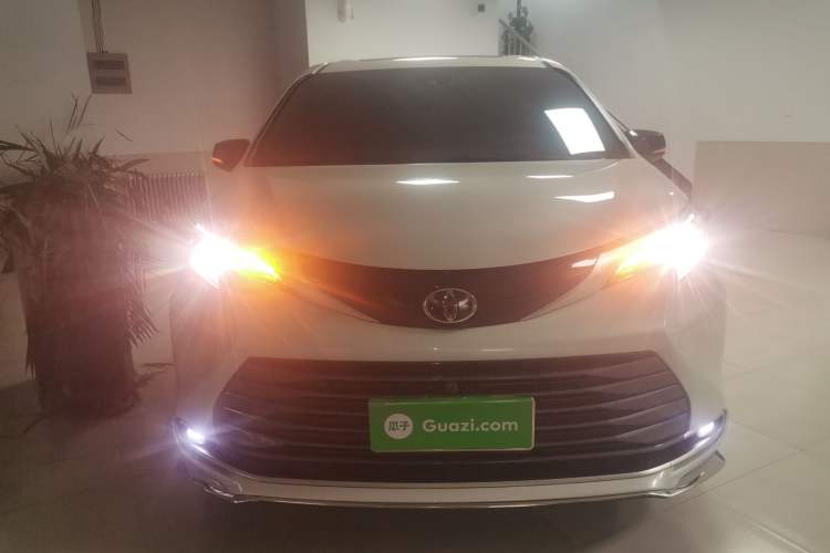 Used Toyota SIENNA 2024 2.5L Hybrid Luxury Edition Front