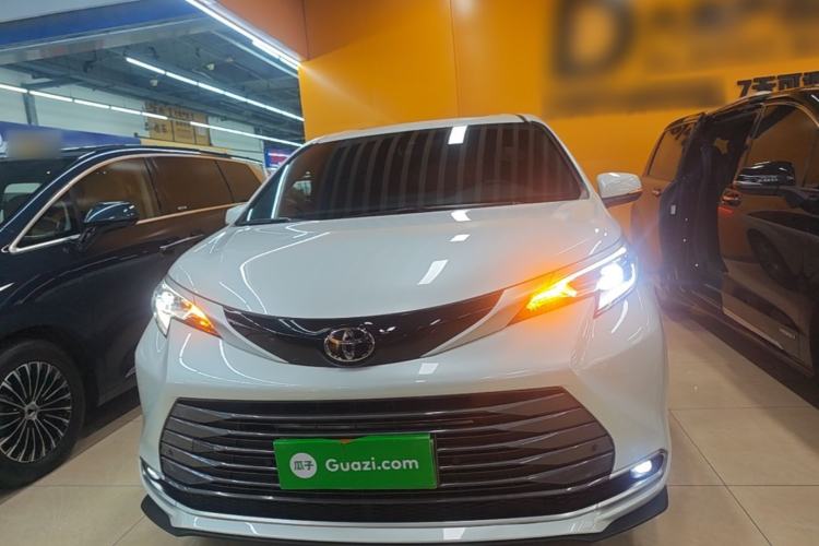Used Toyota SIENNA 2024 2.5L Hybrid Luxury Edition Front