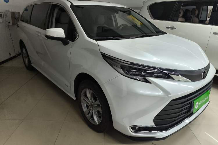 Used Toyota SIENNA 2024 2.5L Hybrid Comfort Edition Front Right 45 Deg