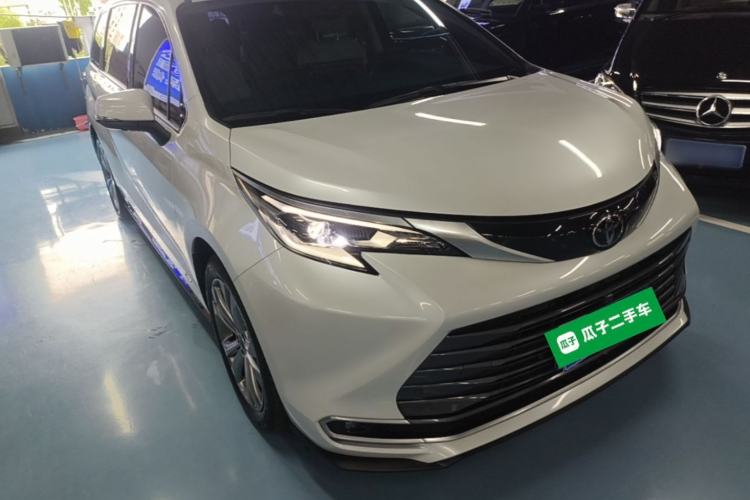 Used Toyota SIENNA 2024 2.5L Hybrid Luxury Edition Front Right 45 Deg