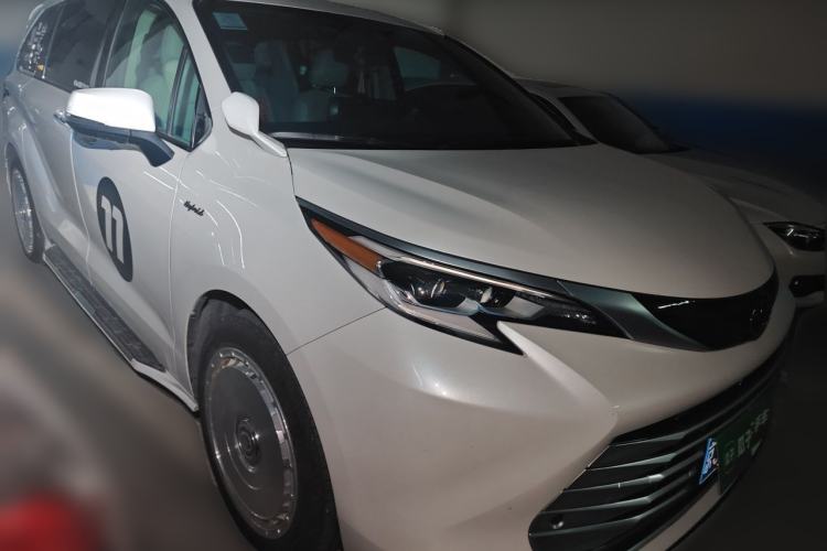 Used Toyota SIENNA 2024 2.5L Hybrid Platinum Edition Front Right 45 Deg