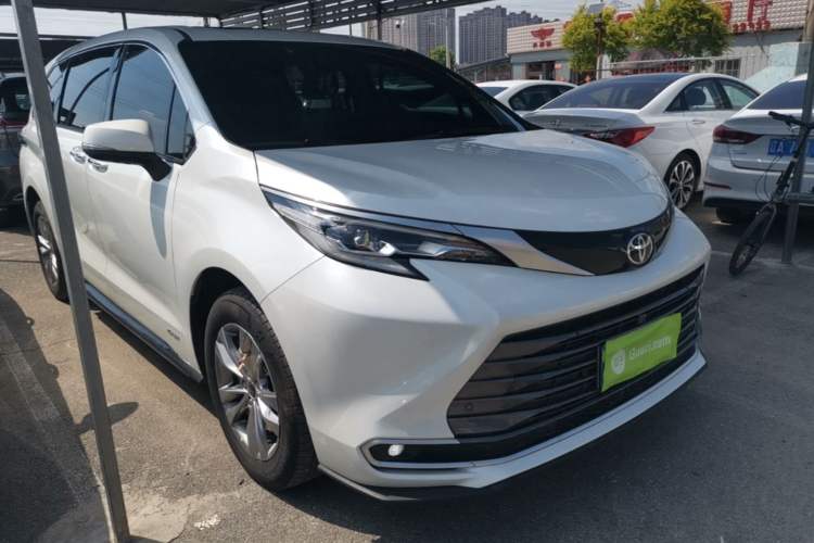 Used Toyota SIENNA 2024 2.5L Hybrid Four-Wheel Drive Prestige Edition Front Right 45 Deg