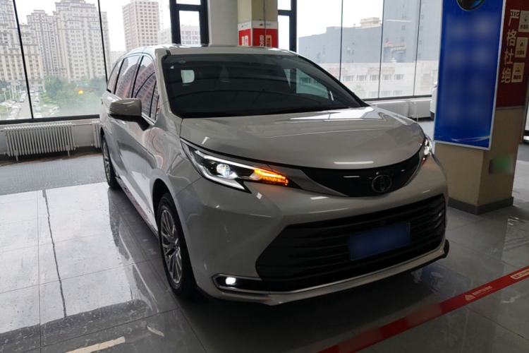 Used Toyota SIENNA 2024 2.5L Hybrid Four-Wheel Drive Prestige Edition Front Right 45 Deg