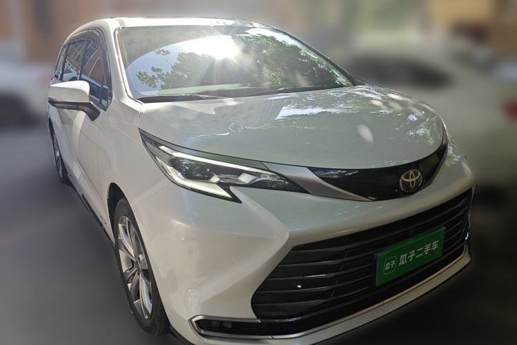 Used Toyota SIENNA 2024 2.5L Hybrid Luxury Edition Front Right 45 Deg