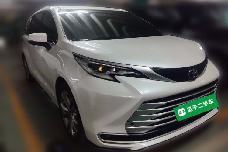 Used Toyota SIENNA 2024 2.5L Hybrid Platinum Edition Front Right 45 Deg