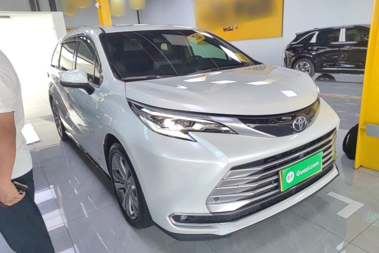 Used Toyota SIENNA 2024 2.5L Hybrid Platinum Edition Front Right 45 Deg