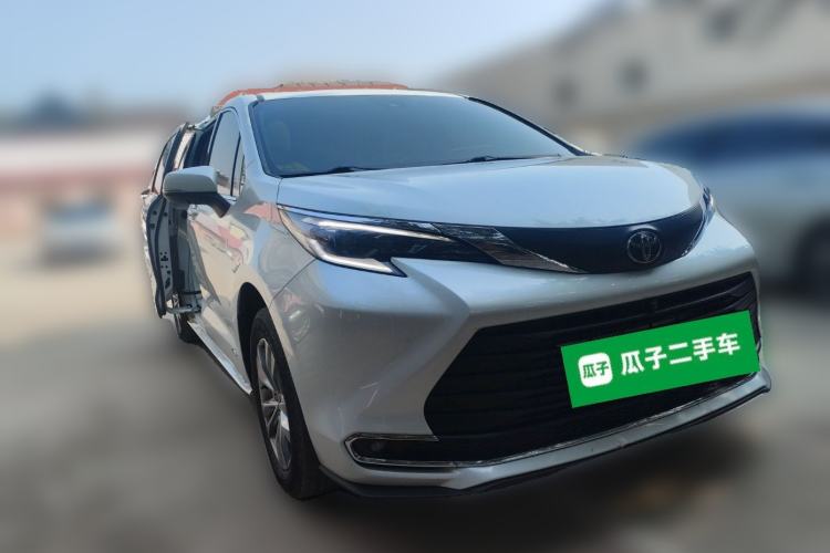 Used Toyota SIENNA 2024 2.5L Hybrid Comfort Edition Front Right 45 Deg