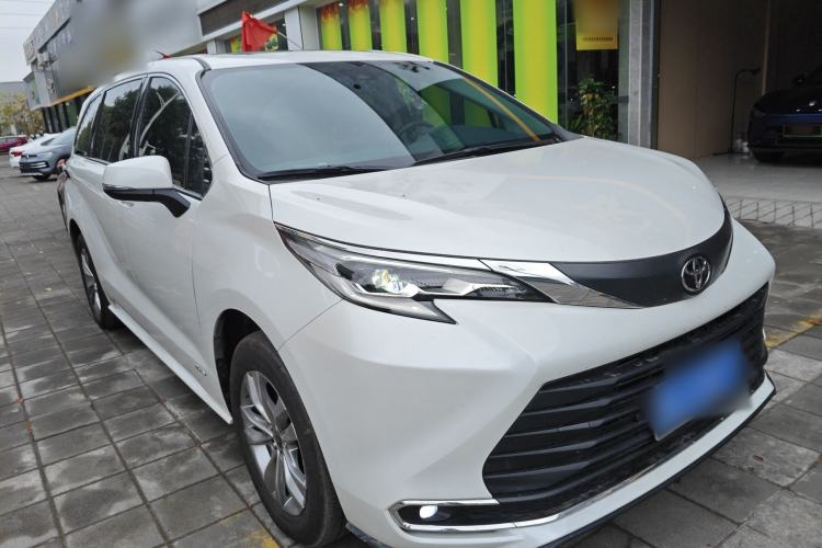 Used Toyota SIENNA 2024 2.5L Hybrid Comfort Edition Front Right 45 Deg