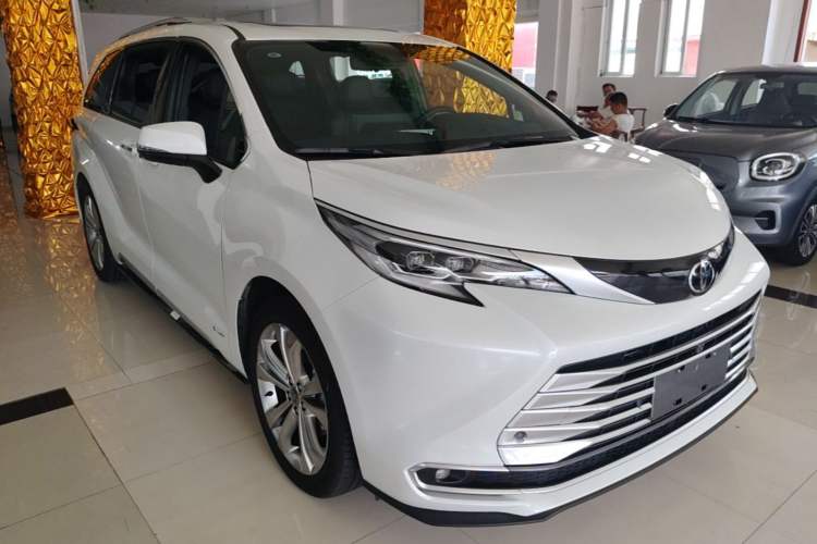 Used Toyota SIENNA 2024 2.5L Hybrid Platinum Edition Front Right 45 Deg