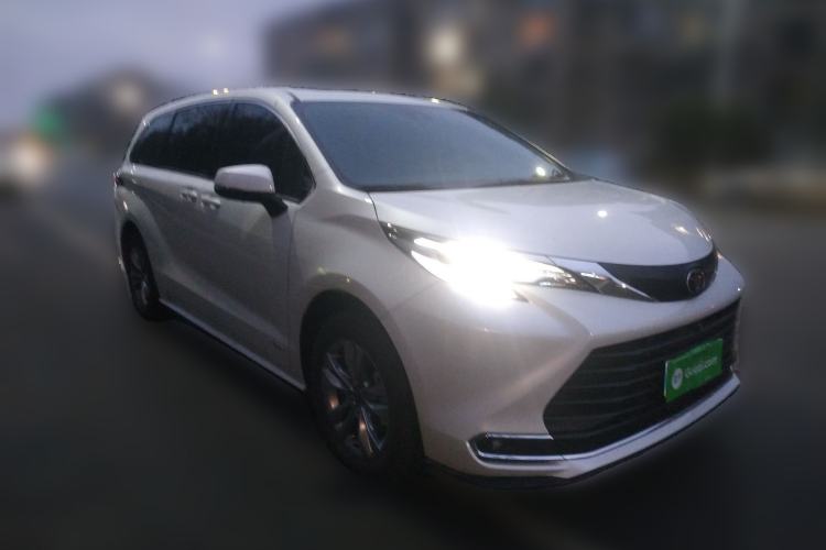 Used Toyota SIENNA 2024 2.5L Hybrid Comfort Edition Front Right 45 Deg