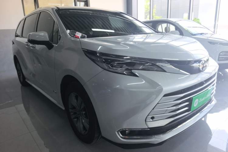 Used Toyota SIENNA 2024 2.5L Hybrid Comfort Edition Front Right 45 Deg