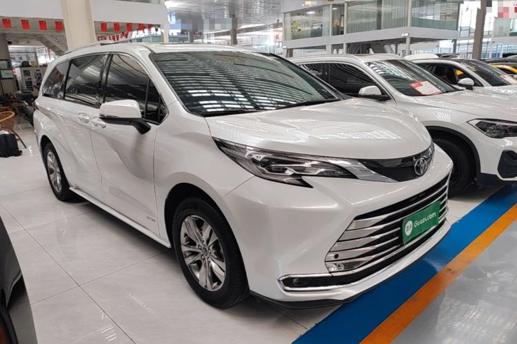 Used Toyota SIENNA 2024 2.5L Hybrid Comfort Edition Front Right 45 Deg