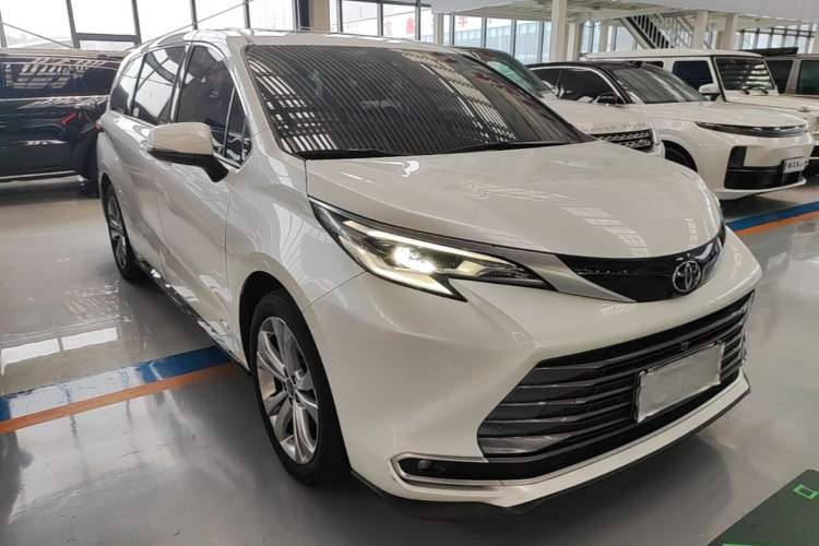 Used Toyota SIENNA 2024 2.5L Hybrid Luxury Edition Front Right 45 Deg