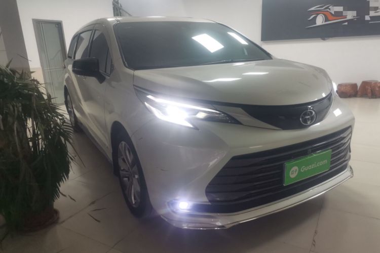 Used Toyota SIENNA 2024 2.5L Hybrid Luxury Edition Front Right 45 Deg