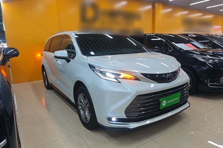 Used Toyota SIENNA 2024 2.5L Hybrid Luxury Edition Front Right 45 Deg