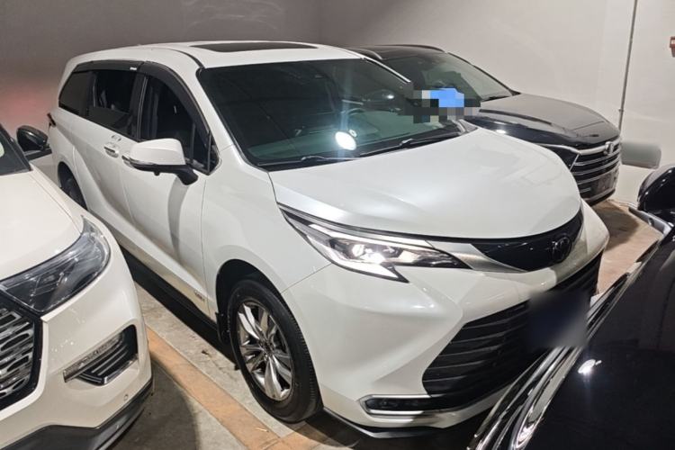 Used Toyota SIENNA 2024 2.5L Hybrid Luxury Edition Front Right 45 Deg
