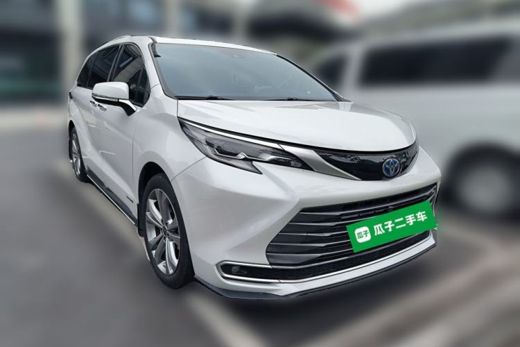 Used Toyota SIENNA 2024 2.5L Hybrid Luxury Edition Front Right 45 Deg
