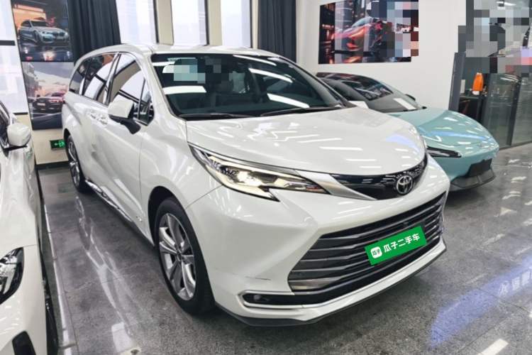 Used Toyota SIENNA 2024 2.5L Hybrid Luxury Edition Front Right 45 Deg