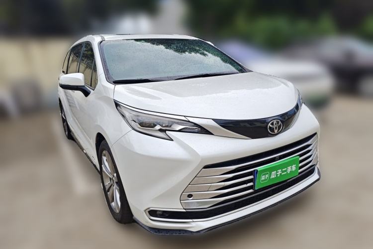 Used Toyota SIENNA 2024 2.5L Hybrid Platinum Edition Front Right 45 Deg