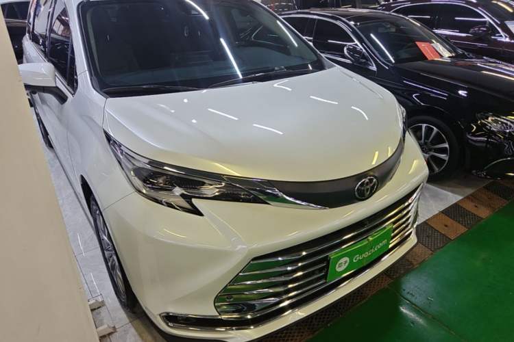 Used Toyota SIENNA 2024 2.5L Hybrid Comfort Edition Front Right 45 Deg