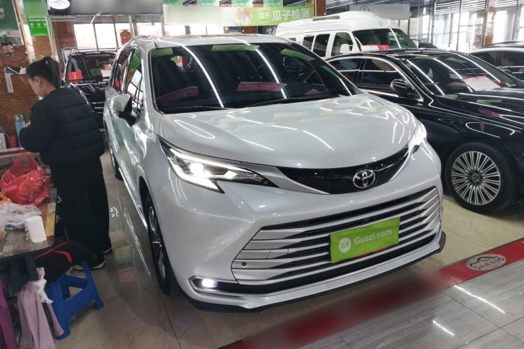 Used Toyota SIENNA 2024 2.5L Hybrid Four-Wheel Drive Prestige Edition Front Right 45 Deg