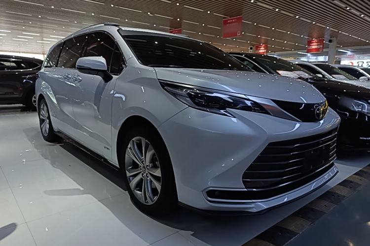 Used Toyota SIENNA 2024 2.5L Hybrid Luxury Edition Front Right 45 Deg