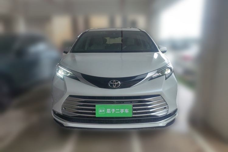 Used Toyota SIENNA 2024 2.5L Hybrid Platinum Edition Front