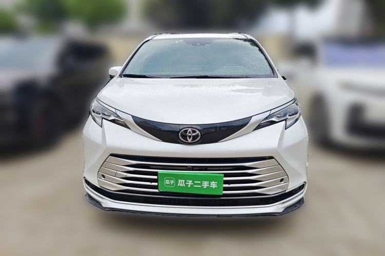Used Toyota SIENNA 2024 2.5L Hybrid Platinum Edition Front