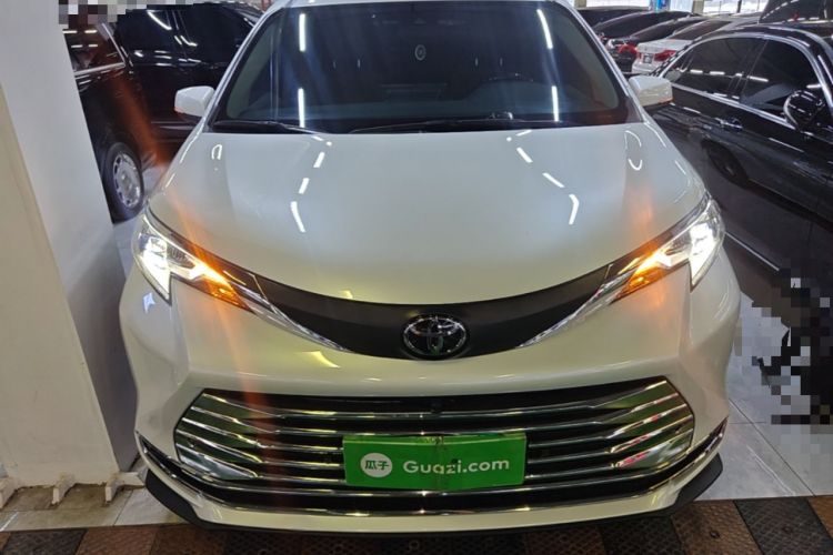 Used Toyota SIENNA 2024 2.5L Hybrid Comfort Edition Front