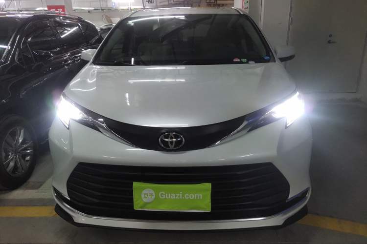 Used Toyota SIENNA 2024 2.5L Hybrid Comfort Edition Front