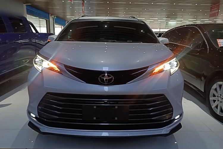 Used Toyota SIENNA 2024 2.5L Hybrid Luxury Edition Front
