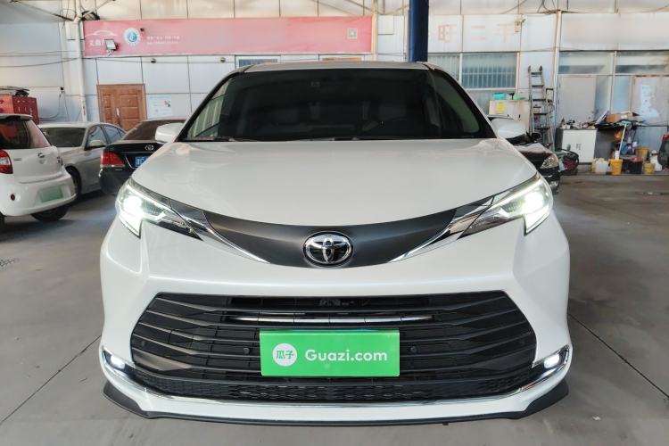 Used Toyota SIENNA 2024 2.5L Hybrid Comfort Edition Front