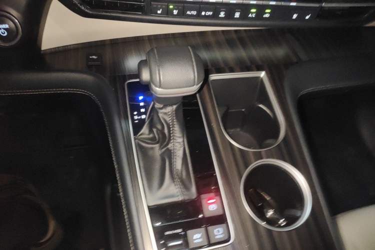 Used Toyota SIENNA 2024 2.5L Hybrid Luxury Edition Gear Lever